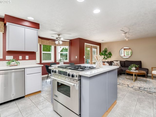 142 Sw HOWARD Dr, Mc Minnville, OR 97128