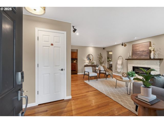 17928 ROYAL Ct, Lake Oswego, OR 97035