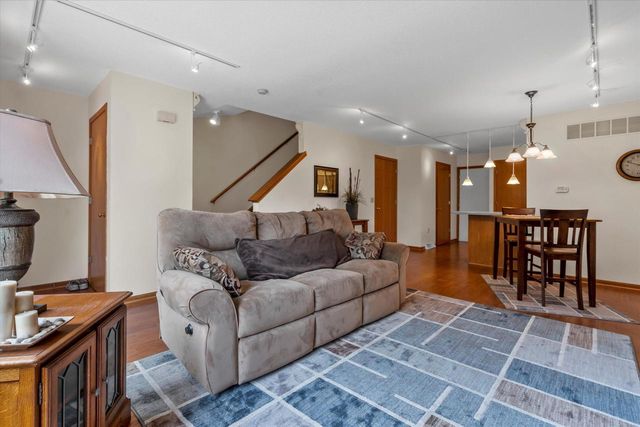 10380 W Whitnall Edge CIRCLE #H, Franklin, WI 53132