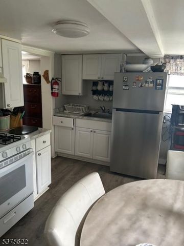 106 W Somerset St, Raritan Boro, NJ 08869