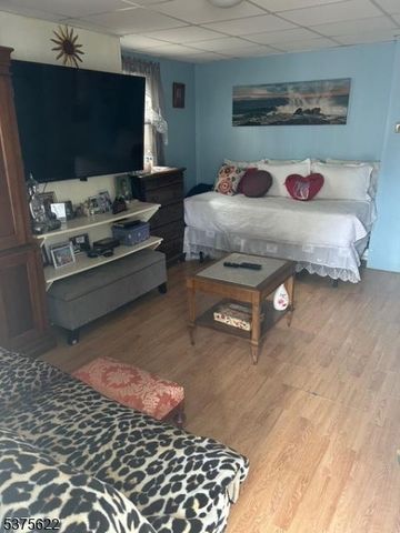 106 W Somerset St, Raritan Boro, NJ 08869