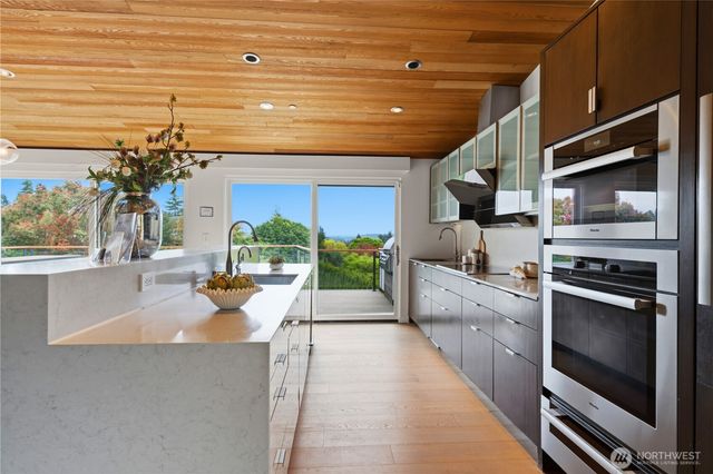 9135 NE 19th St, Clyde Hill, WA 98004