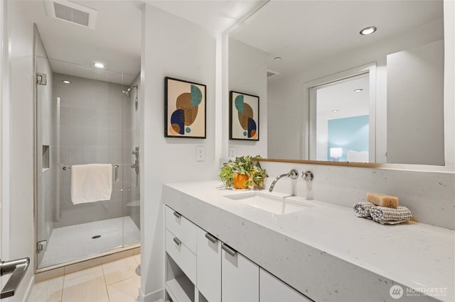 9135 NE 19th St, Clyde Hill, WA 98004