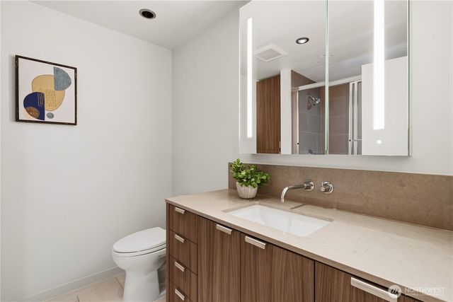 9135 NE 19th St, Clyde Hill, WA 98004