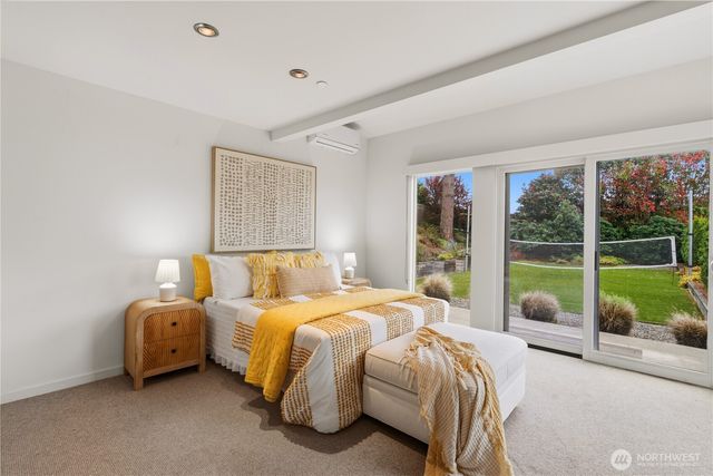 9135 NE 19th St, Clyde Hill, WA 98004