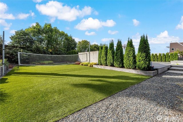 9135 NE 19th St, Clyde Hill, WA 98004