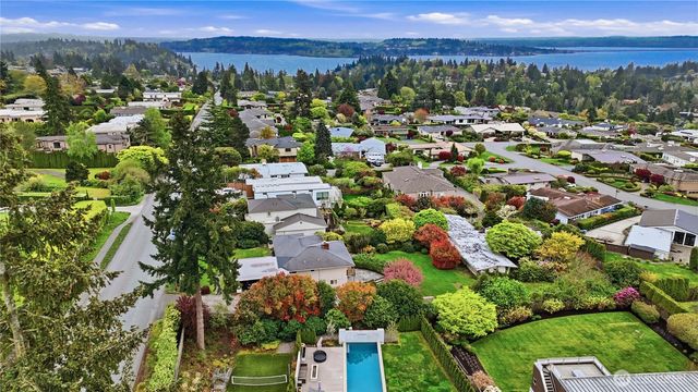 9135 NE 19th St, Clyde Hill, WA 98004