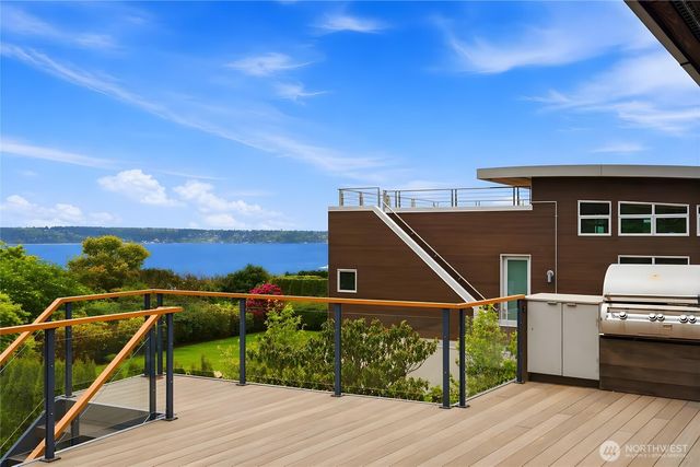 9135 NE 19th St, Clyde Hill, WA 98004