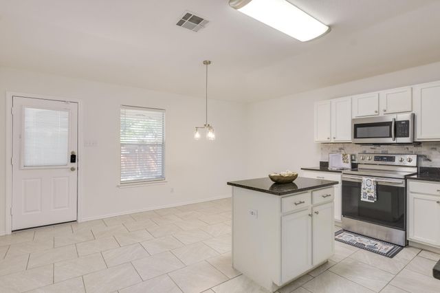 110 S Creekbend DR, Hutto, TX 78634