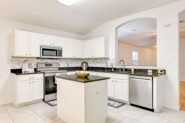 110 S Creekbend DR, Hutto, TX 78634