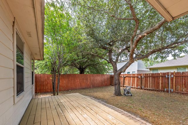 110 S Creekbend DR, Hutto, TX 78634