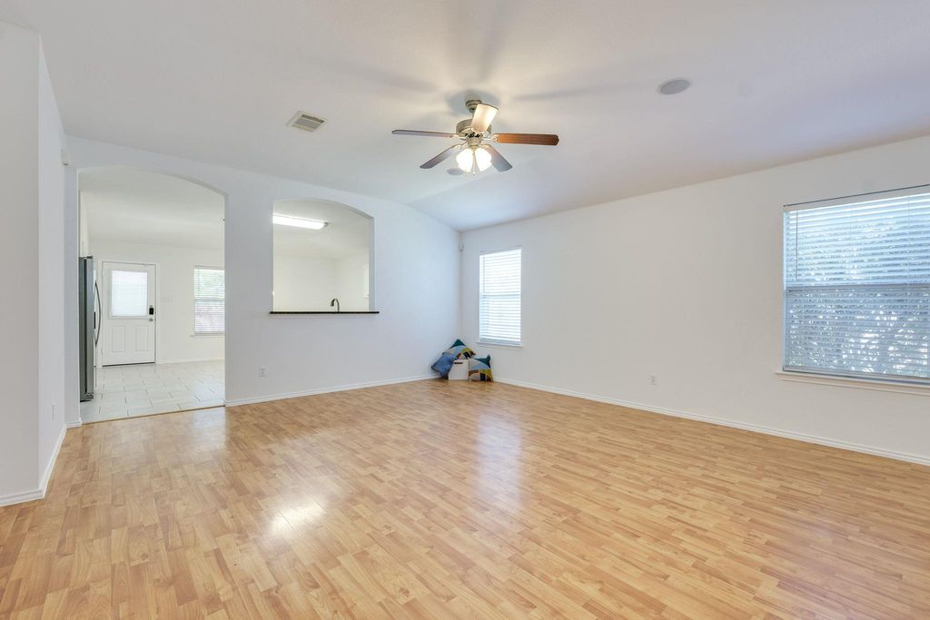 110 S Creekbend DR, Hutto, TX 78634