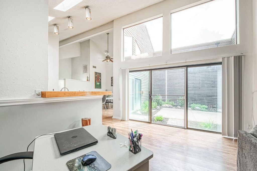 Image 10 of property listing at 345 Sylmar Avenue, Clovis, CA 93612