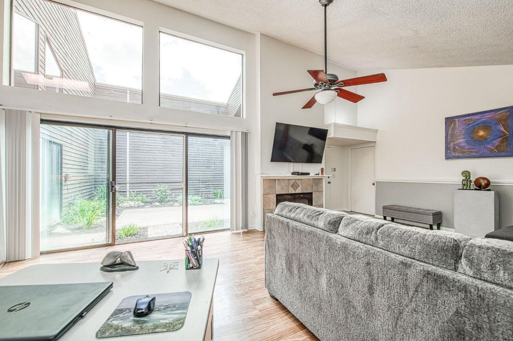 Image 11 of property listing at 345 Sylmar Avenue, Clovis, CA 93612