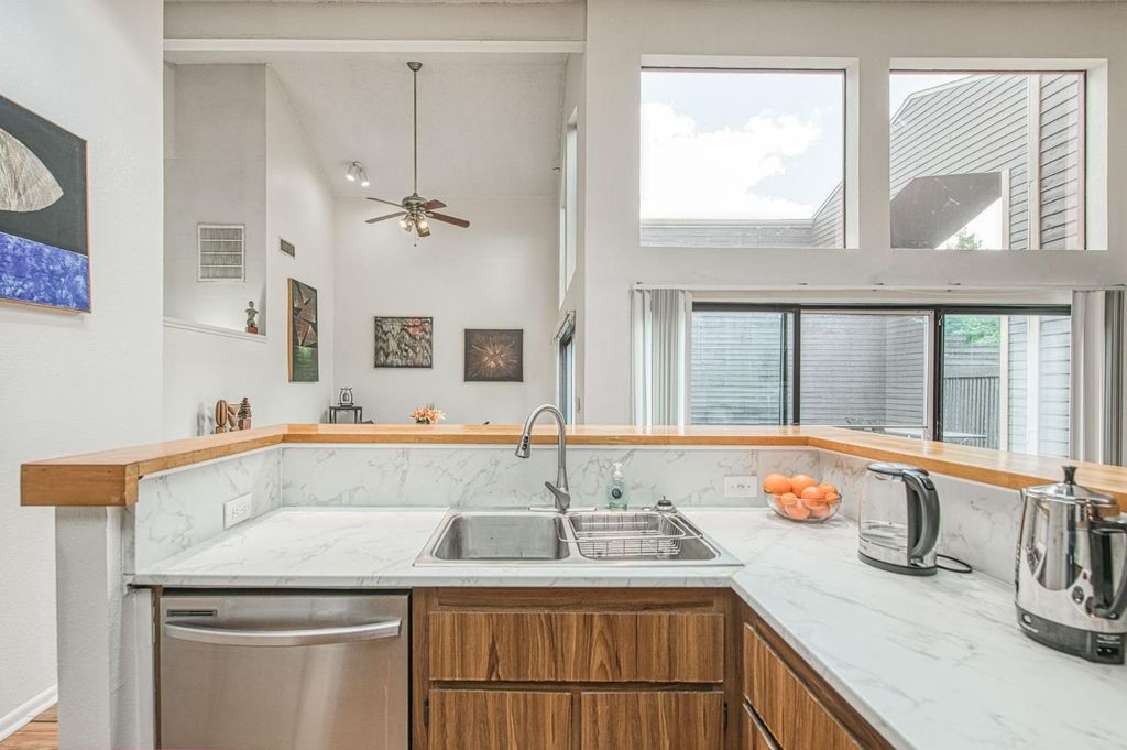 Image 15 of property listing at 345 Sylmar Avenue, Clovis, CA 93612