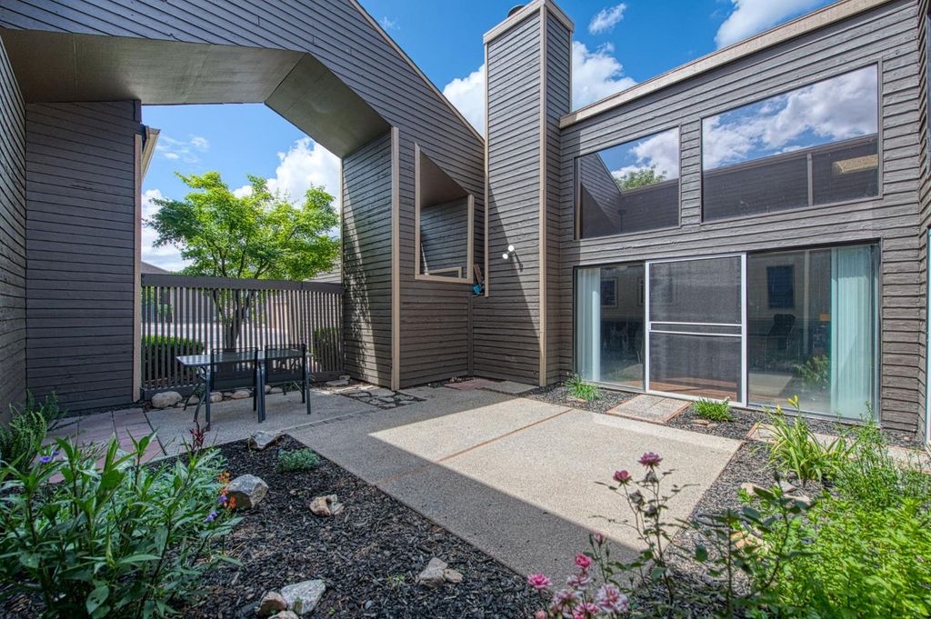 Image 2 of property listing at 345 Sylmar Avenue, Clovis, CA 93612