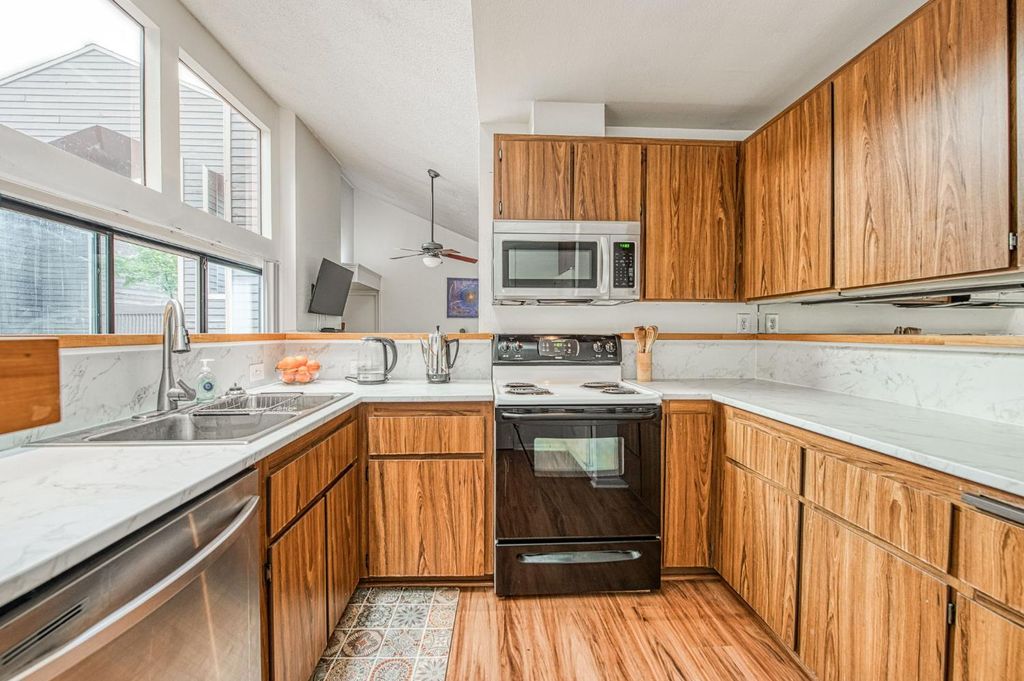 Image 3 of property listing at 345 Sylmar Avenue, Clovis, CA 93612