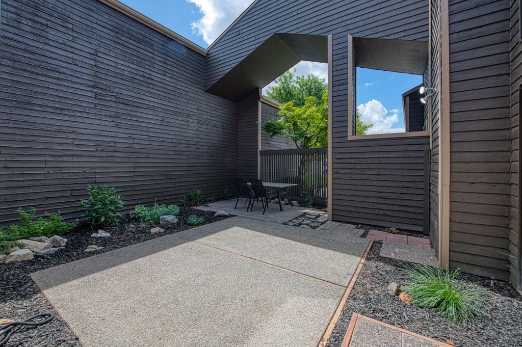 Image 30 of property listing at 345 Sylmar Avenue, Clovis, CA 93612