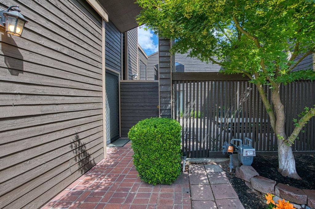 Image 32 of property listing at 345 Sylmar Avenue, Clovis, CA 93612