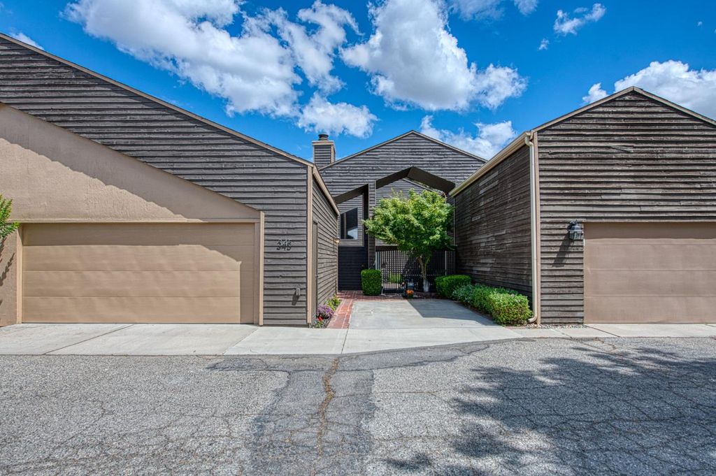 Image 33 of property listing at 345 Sylmar Avenue, Clovis, CA 93612