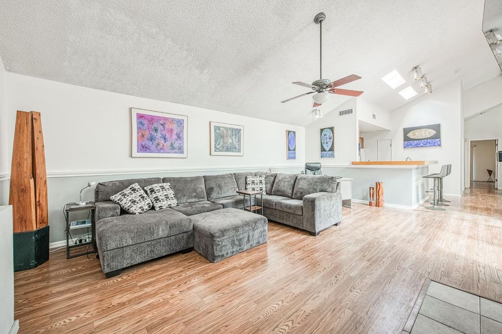 Image 5 of property listing at 345 Sylmar Avenue, Clovis, CA 93612