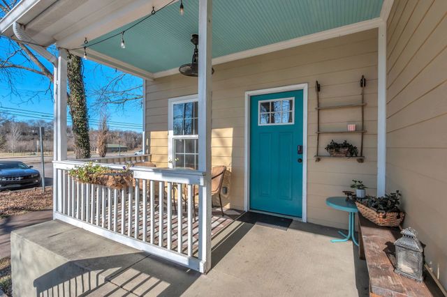 105 Riverside Dr, Columbia, TN 38401