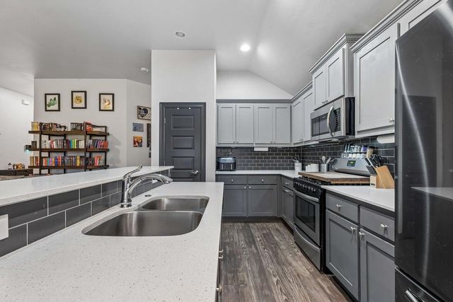 9409 NW 87th Place, Yukon, OK 73099