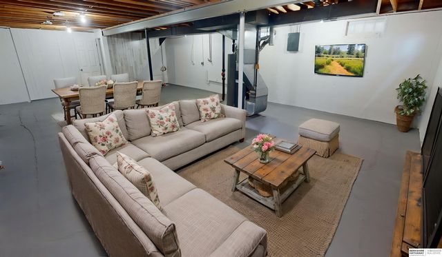 6060 Camden Avenue, Omaha, NE 68104