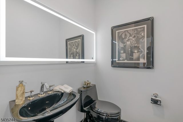 1 Mckay Dr, Bridgewater Twp., NJ 08807