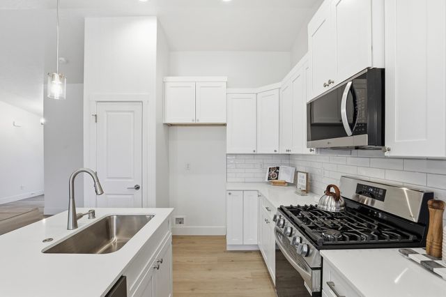 16 W 12th St, Deer Park, WA 99006