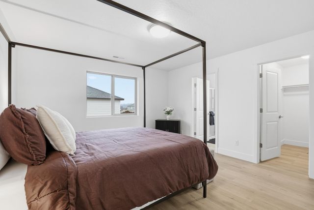 16 W 12th St, Deer Park, WA 99006