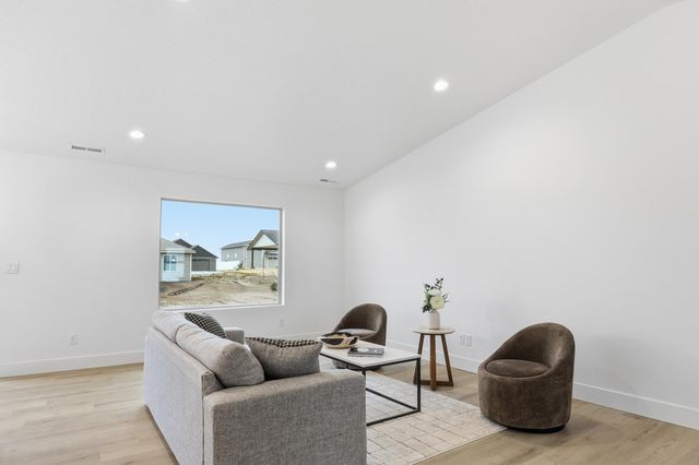 16 W 12th St, Deer Park, WA 99006