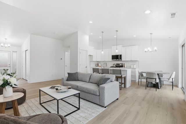 16 W 12th St, Deer Park, WA 99006