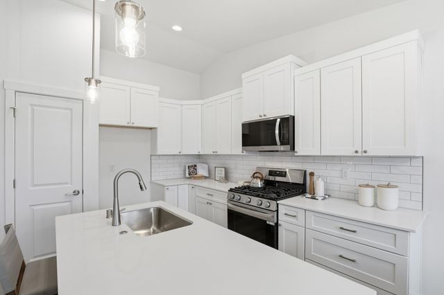 16 W 12th St, Deer Park, WA 99006