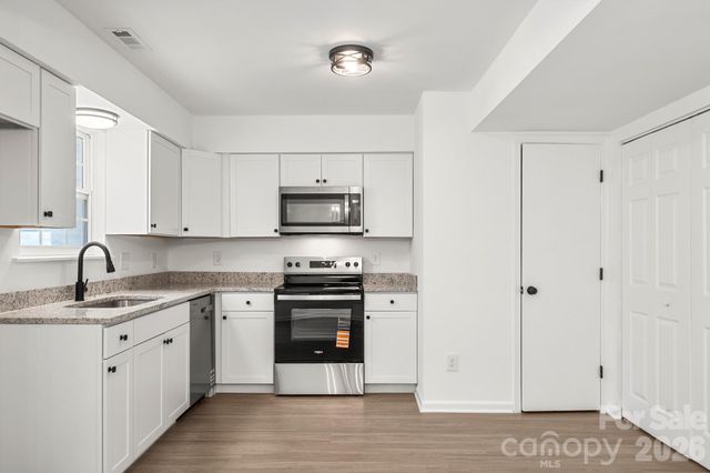 8517 Castle Pine Court, Charlotte, NC 28226