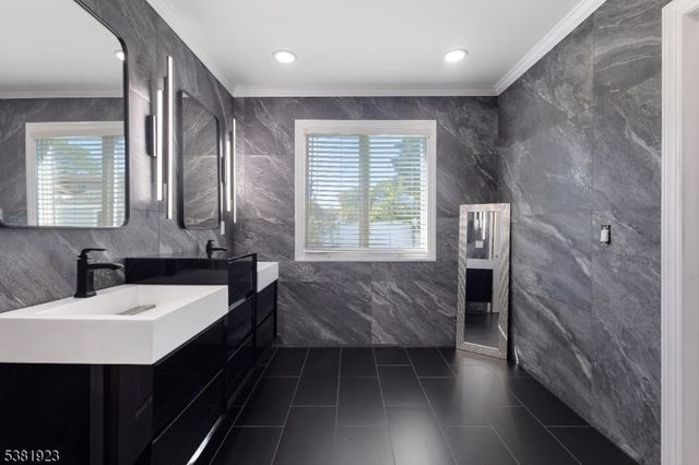 36 Leonard Ter, Wayne Twp., NJ 07470