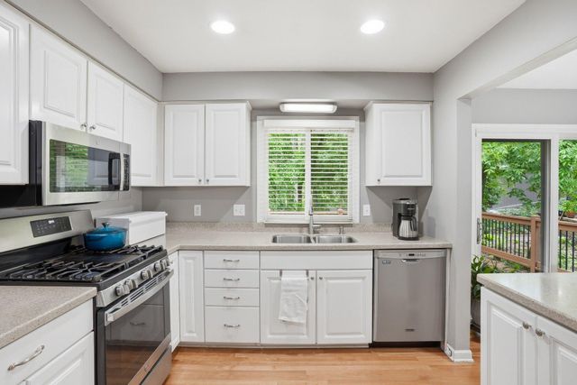 15074 Woodhill Trail, Eden Prairie, MN 55346