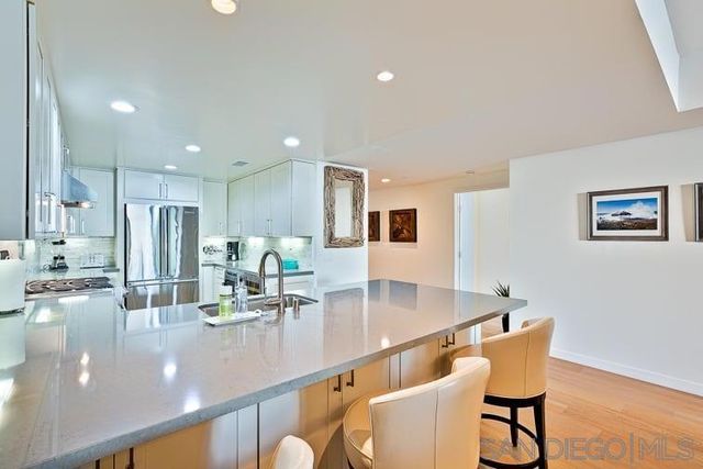 6767 Neptune Pl 202, La Jolla, CA 92037