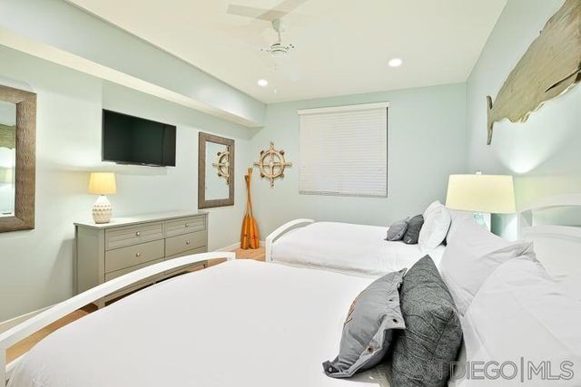 6767 Neptune Pl 202, La Jolla, CA 92037