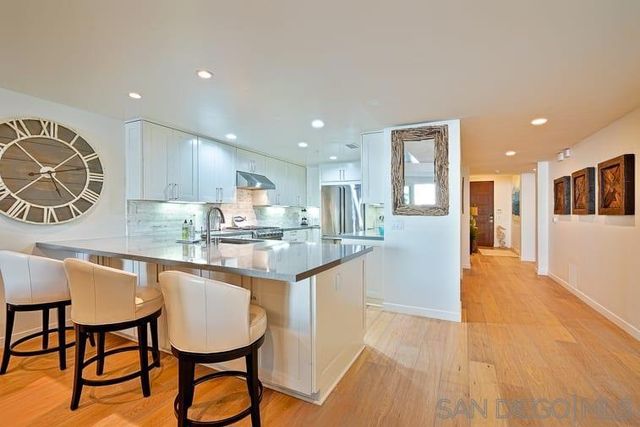 6767 Neptune Pl 202, La Jolla, CA 92037
