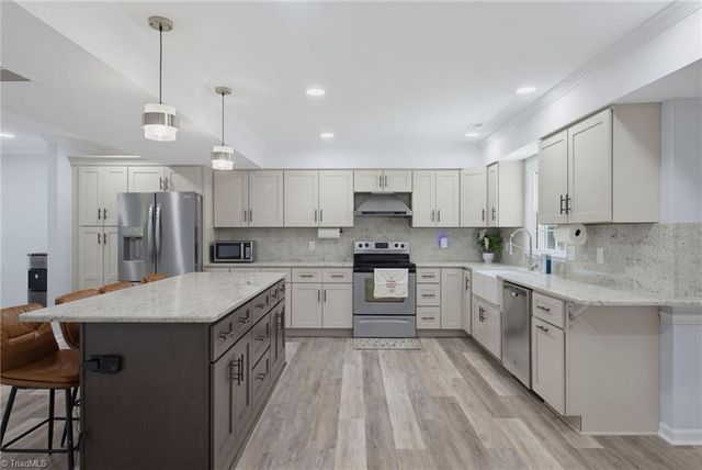 6013 Stone Bluff Drive, Clemmons, NC 27012