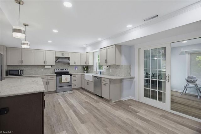 6013 Stone Bluff Drive, Clemmons, NC 27012