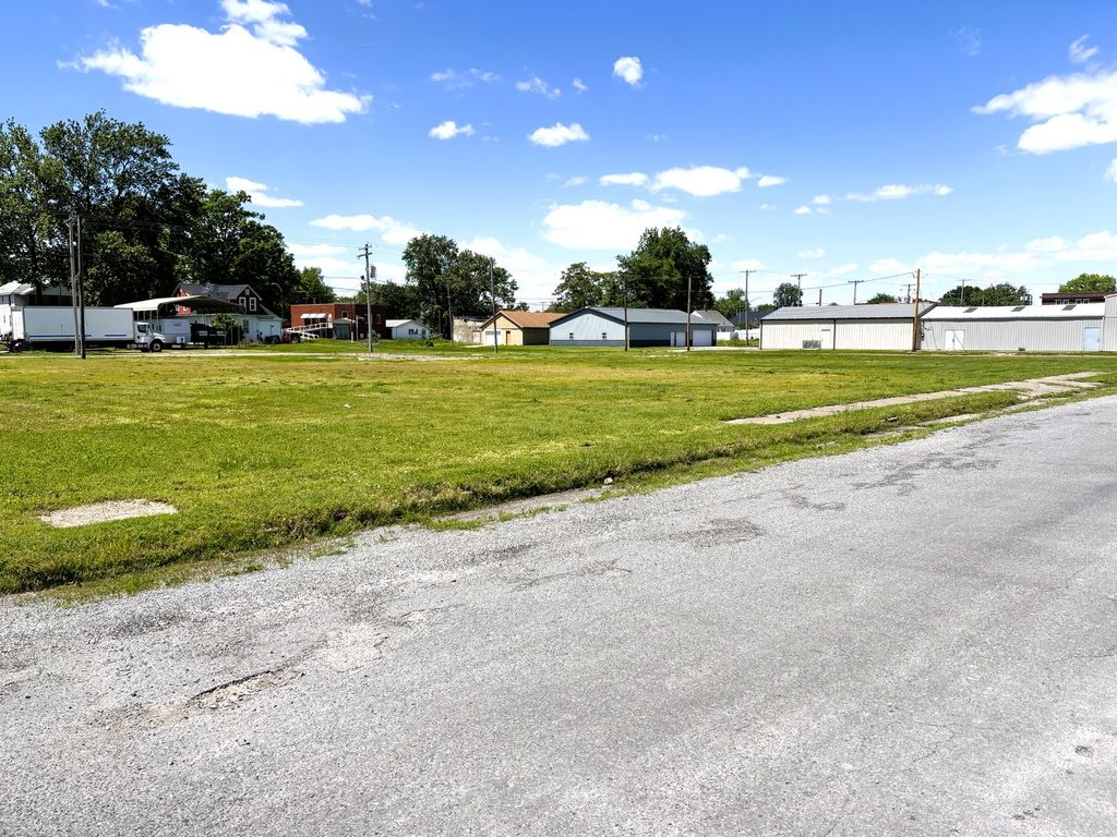 Image 1 of property listing at 200 S Chestnut Street, Centralia, IL 62801