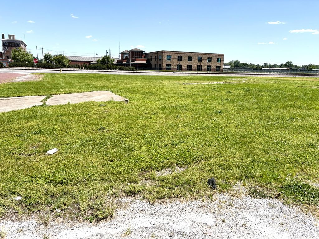 Image 4 of property listing at 200 S Chestnut Street, Centralia, IL 62801