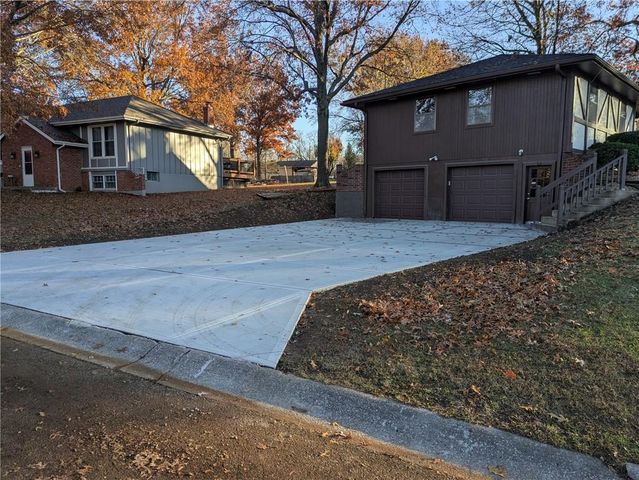 308 SW WOODS CHAPEL Road, Blue Springs, MO 64015