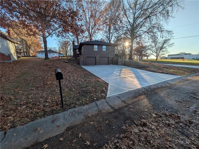 308 SW WOODS CHAPEL Road, Blue Springs, MO 64015