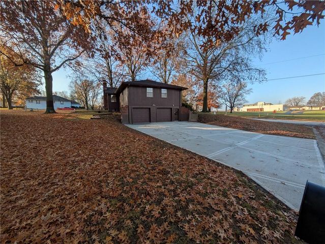 308 SW WOODS CHAPEL Road, Blue Springs, MO 64015