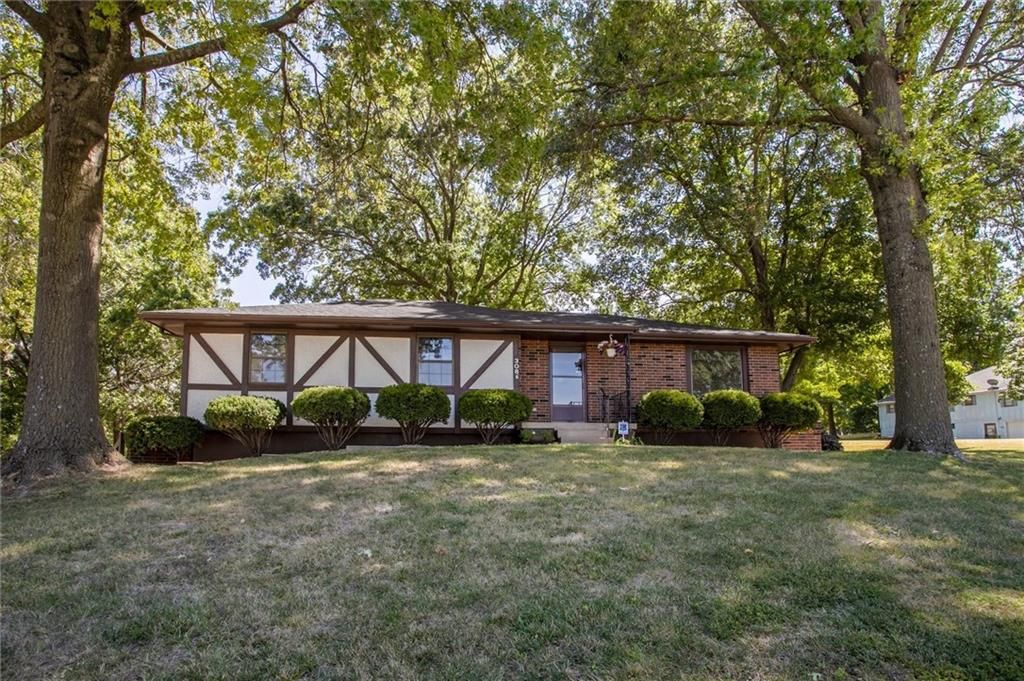 308 SW WOODS CHAPEL Road, Blue Springs, MO 64015