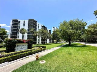 3475 N Country Club Dr 204, Aventura, FL 33180