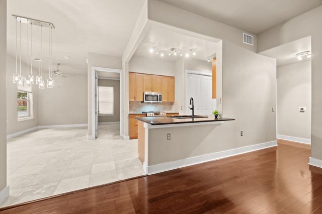 2216 Thornton RD 210, Austin, TX 78704